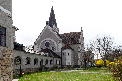 Garten, Laubengang und Rückseite der Evangelischen Gustav-Adolf-Kirche