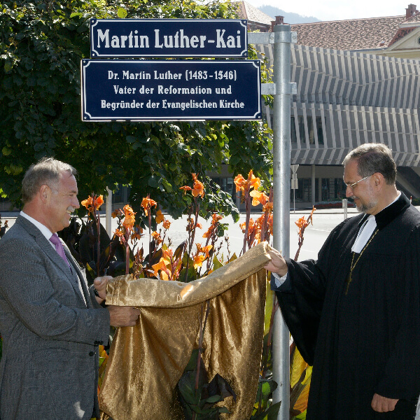 Enthüllung des Schildes zu 'Martin Luther-Kai'