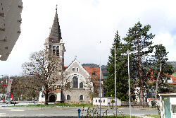 Die Evangelische Gustav-Adolf-Kirche mit Pfarrhaus, Ostansicht