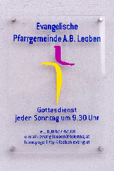 Schild am Gartentor zur Evangelischen Gustav-Adolf-Kirche