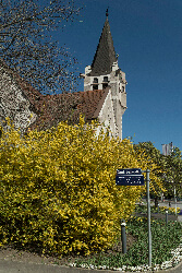Straßenschild und Westansicht der Evangelischen Gustav-Adolf-Kirche