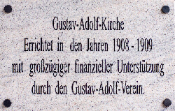 Inschrift beim Haupteingang der Evangelischen Gustav-Adolf-Kirche