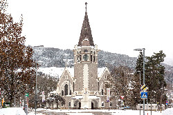 Die Evangelische Gustav-Adolf-Kirche im Schnee
