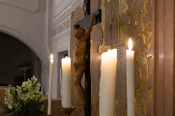 Kreuz am Altar der Evangelischen Gustav-Adolf-Kirche